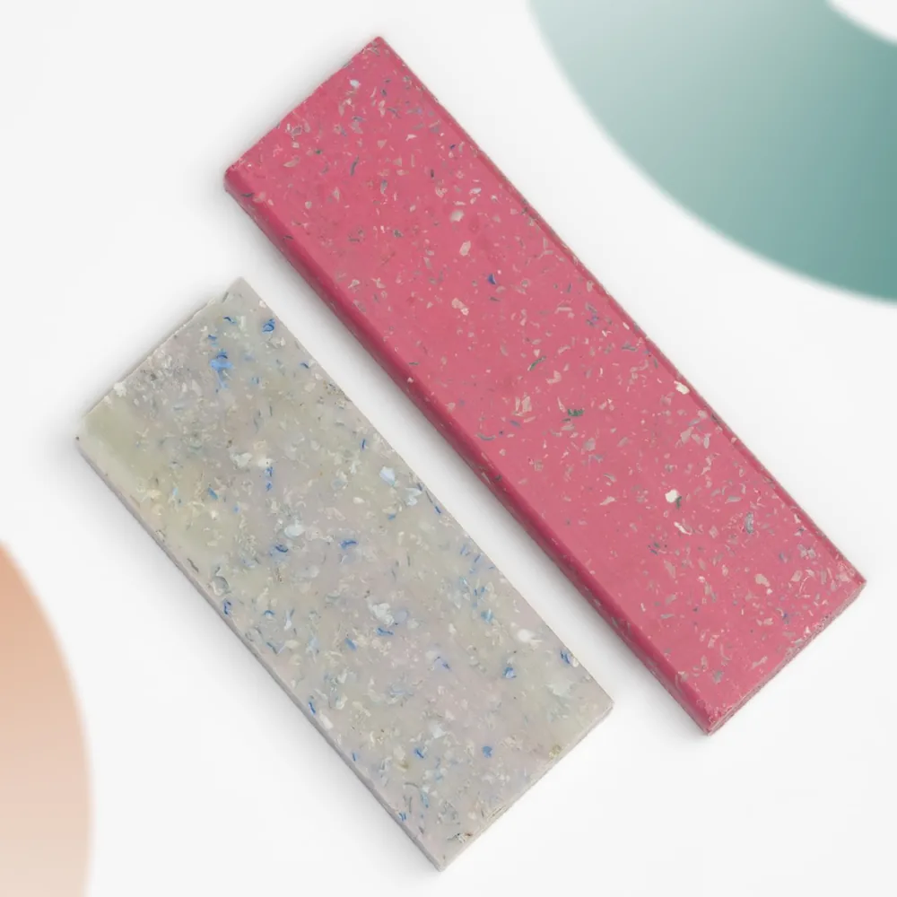 Perfiles de terrazo de plástico reciclado en rosa y blanco moteado
