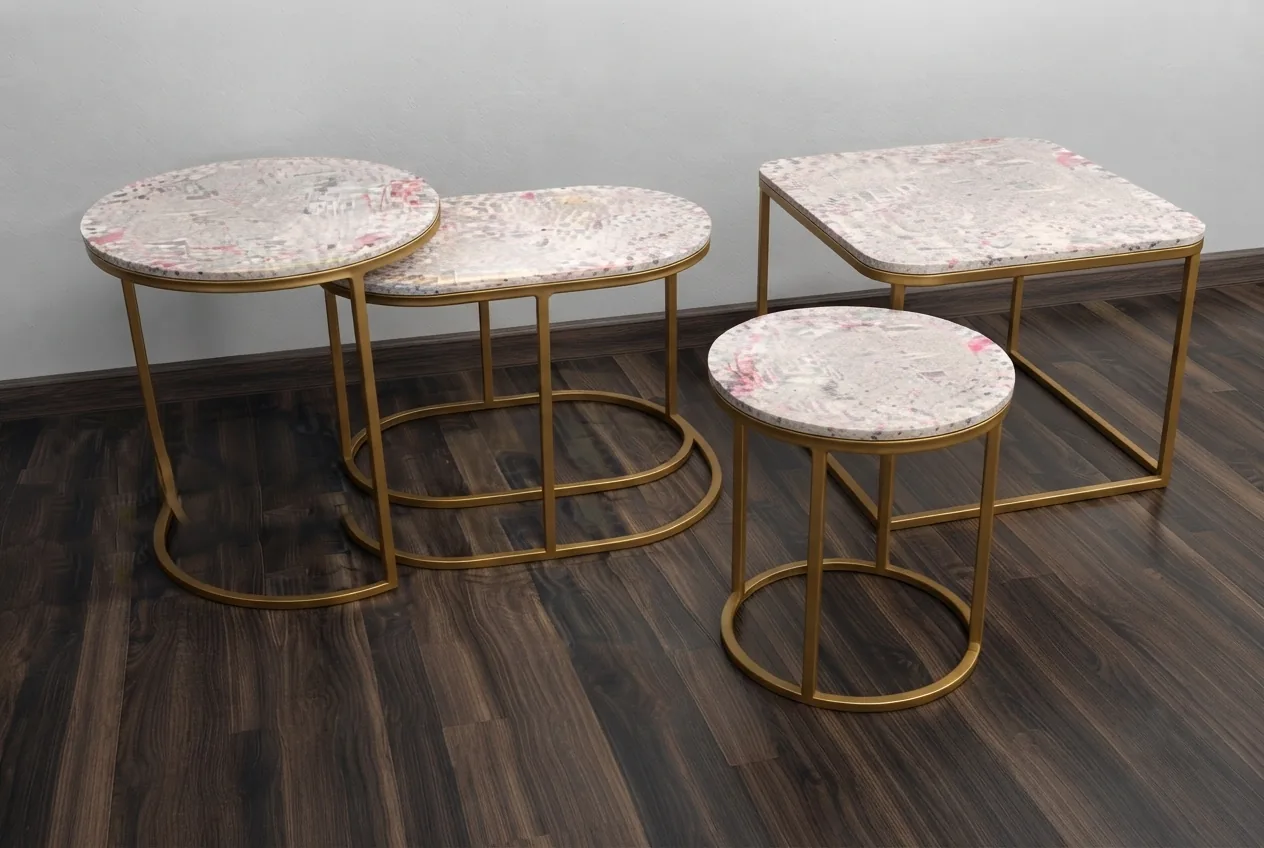 Mesas nido de terrazo de plástico reciclado con estructura de aluminio lacado en dorado