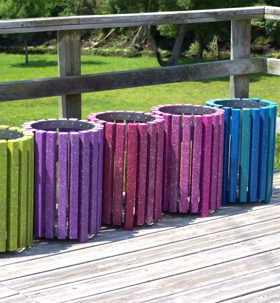 Papeleras Morriña de colores en baranda de madera