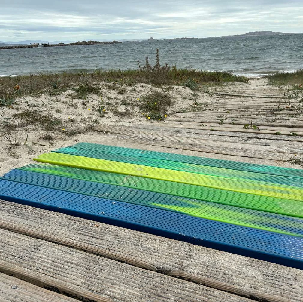 Pasarela de colores en plástico reciclado en acceso a playa