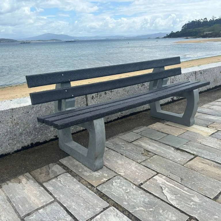 Banco Orballo total reciclado en paseo marítimo con vistas al mar