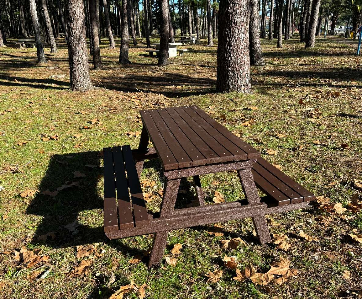 Mesa de pícnic Trebón reciclada en área recreativa de bosque