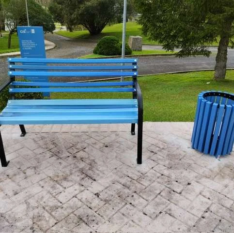 Banco Orballo azul en parque público