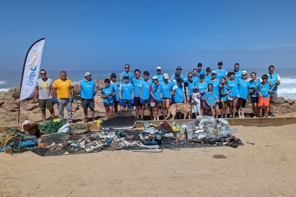 Voluntarios de Limpocean recogiendo plástico de la costa atlántica gallega